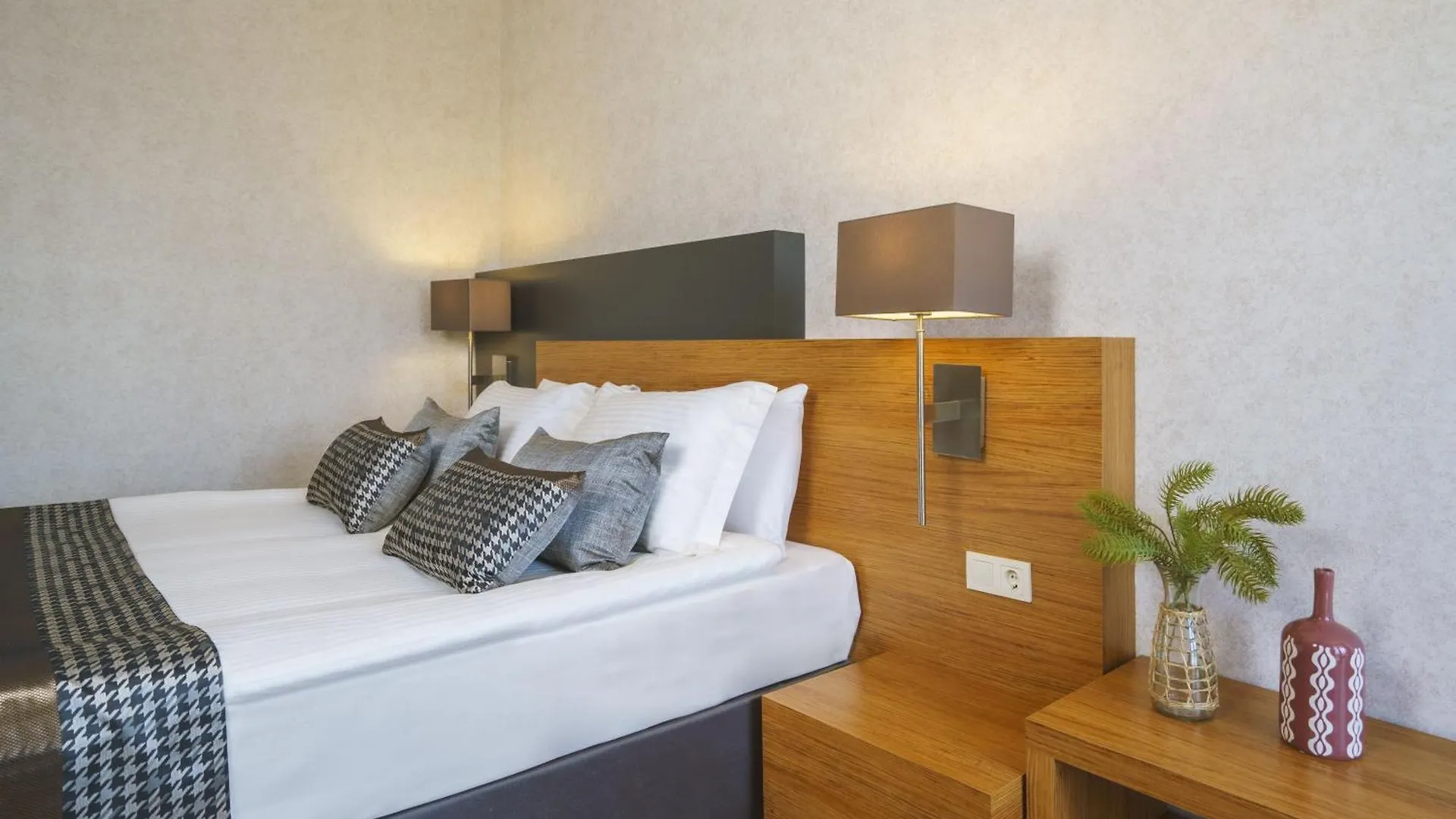Qinn Hotel Antalya 0*,